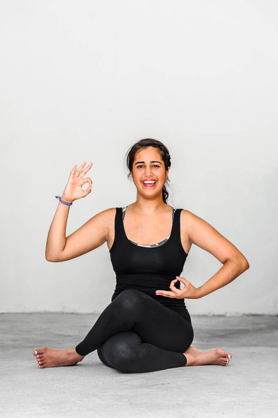 Étudiants de yoga montrant différentes poses de yoga
  - Photo, image