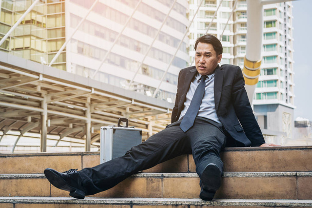 Uomo d'affari disperato seduto senza speranza sul pavimento della scala
 - Foto, immagini