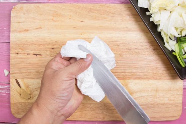 Chef cuchillo de limpieza con papel
 - Foto, Imagen