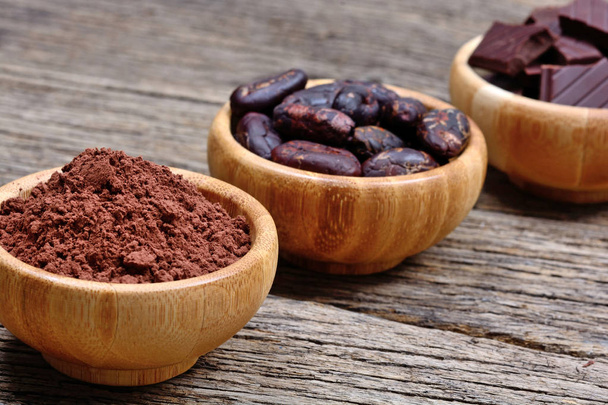 Diferentes tipos de cacao en cuencos en la mesa
 - Foto, imagen