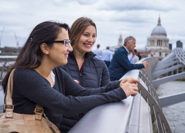 Two beautiful girls do a sightseeing trip to London - Foto, imagen