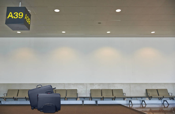 καλοκαιρινές διακοπές έννοια, τερματικό χώρο αναμονής αεροδρομίου - Φωτογραφία, εικόνα