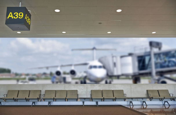 καλοκαιρινές διακοπές έννοια, τερματικό χώρο αναμονής αεροδρομίου - Φωτογραφία, εικόνα