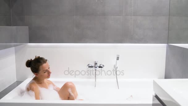 Frau entspannt sich und nimmt ein Bad mit Schaum - Filmmaterial, Video