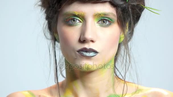 Mladá žena Kavkazský, make-up umění. - Záběry, video