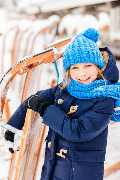 Little girl outdoors on winter - 写真・画像
