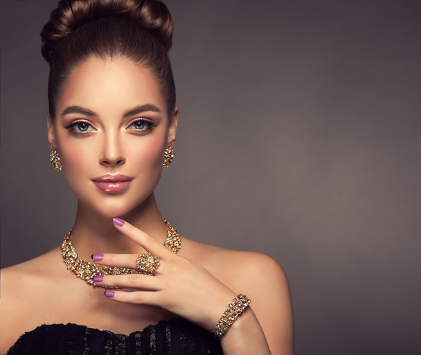 Beautiful girl with jewelry . - Photo, Image