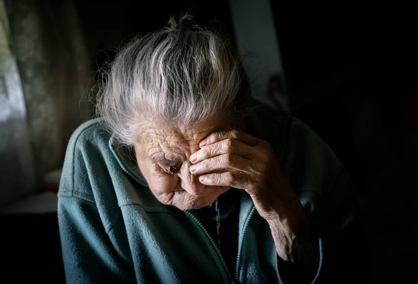 donna stanca molto vecchia
 - Foto, immagini