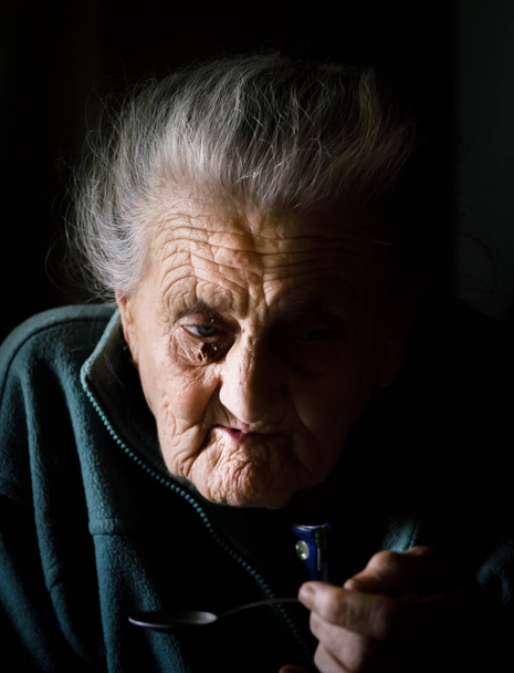 mujer cansada muy vieja
 - Foto, Imagen