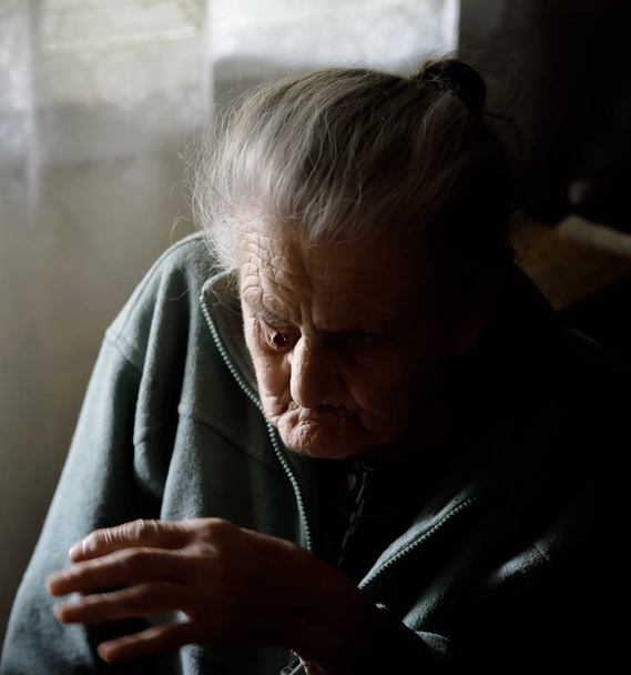 πολύ παλιά κουρασμένα γυναίκα - Φωτογραφία, εικόνα