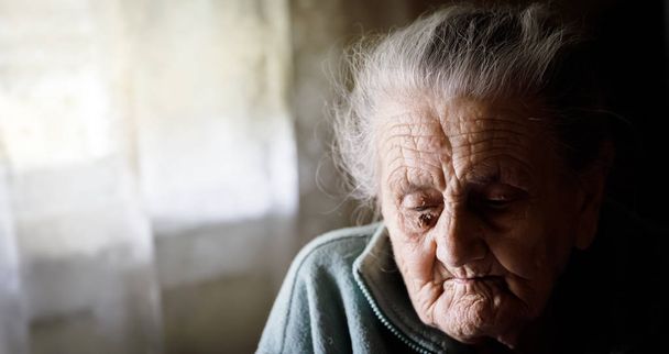 mujer cansada muy vieja
 - Foto, imagen