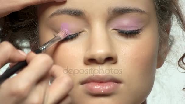 Hand using makeup brush, eyeshadow. - Πλάνα, βίντεο