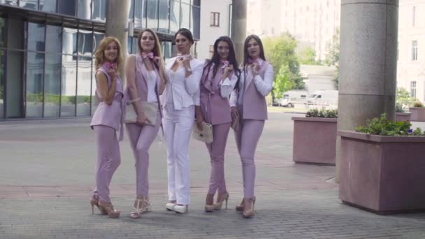Öt üzleti nők szabadban portréja - Felvétel, videó