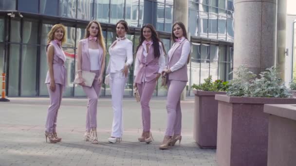 Πορτρέτο του πέντε γυναίκες επαγγελματίες σε εξωτερικούς χώρους - Πλάνα, βίντεο