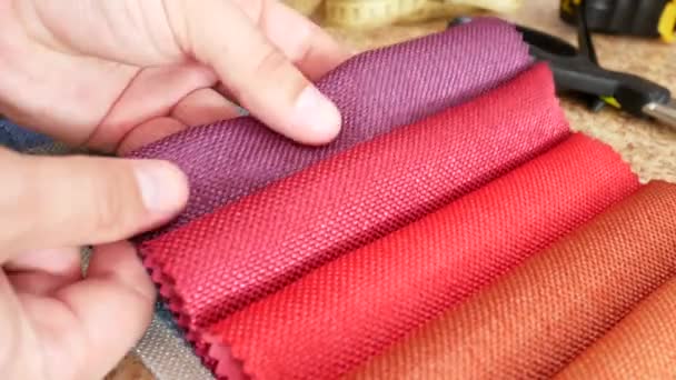 Decorateur aanraken van textiel texturen stof stalen - Video