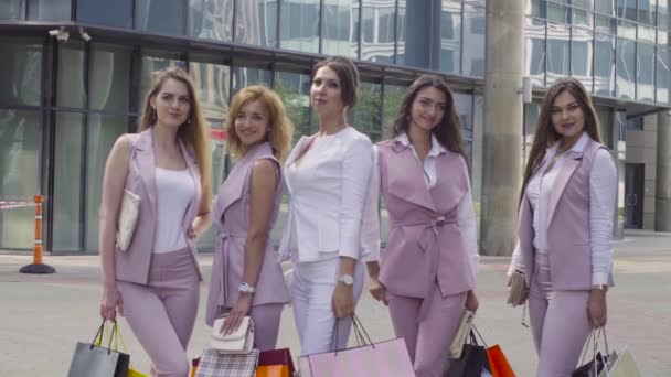 Retrato de cinco mujeres de negocios al aire libre
 - Metraje, vídeo