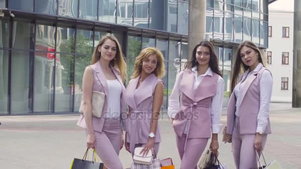 Retrato de cuatro mujeres de negocios al aire libre
 - Imágenes, Vídeo
