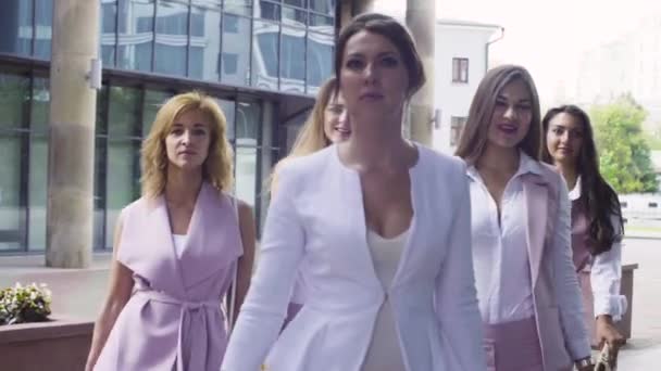 Retrato de mulheres de negócios andando na cidade
 - Filmagem, Vídeo