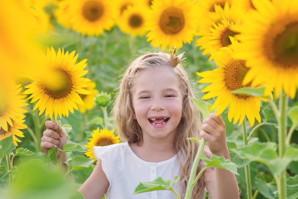 Szczęśliwa dziewczynka w polu słoneczników - Zdjęcie, obraz