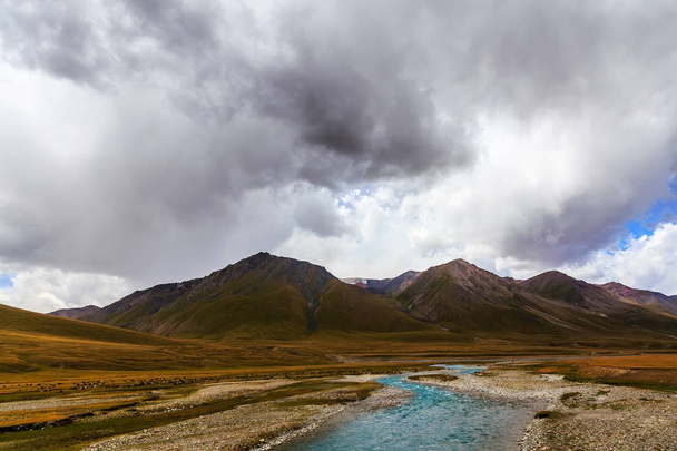 Paisagens de montanha. Vale do Rio Burkan. Quirguizistão
 - Foto, Imagem