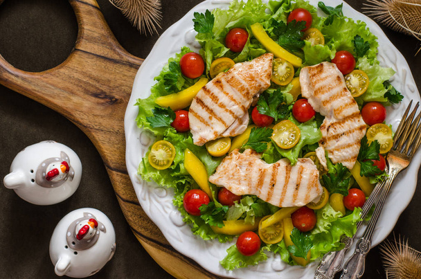 Salad with tomatoes sweet pepper chicken fillet and lemon dressi - Photo, Image