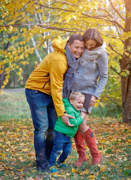 Happy family playing in autumn park - Zdjęcie, obraz