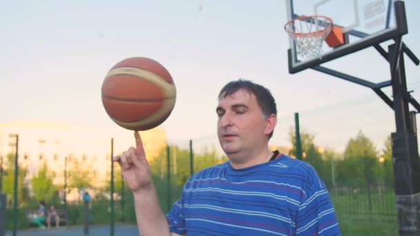 Jugador de baloncesto con balón - Metraje, vídeo