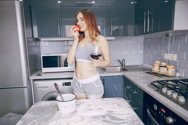 Girl in the kitchen - Fotografie, Obrázek