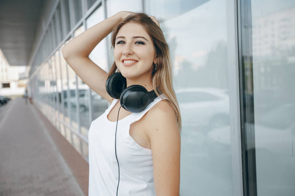 blonde with headphones - Foto, imagen