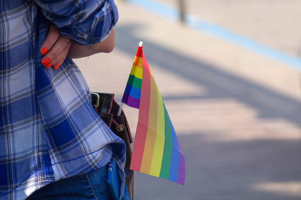 コミュニティの lgbt の参加者のバッグに虹の旗。シンボル - 写真・画像