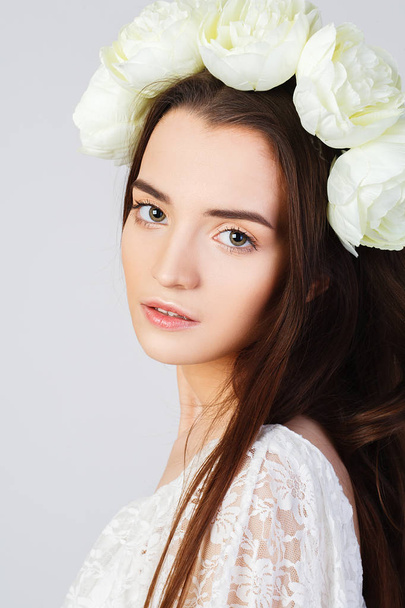 Girl with clean skin and beautiful face and roses hairstyle - Fotografie, Obrázek