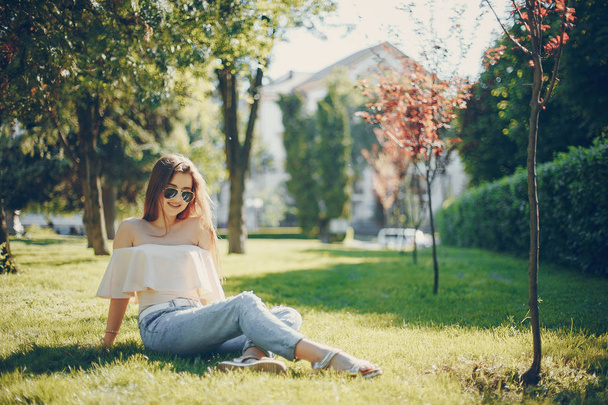 girl in a park - Foto, afbeelding