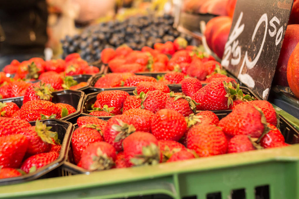 Strawberries on marketplace - Φωτογραφία, εικόνα