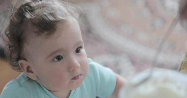 Small child eats ice cream - Filmagem, Vídeo