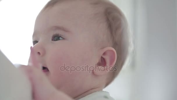 Little baby in bed - Filmagem, Vídeo