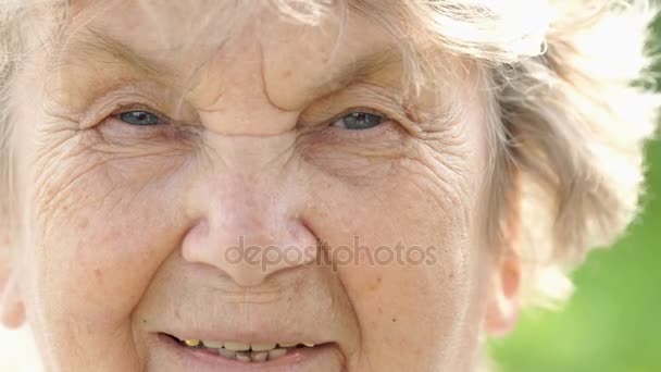 Portrait of smiling mature elderly woman. Close-up - Materiał filmowy, wideo