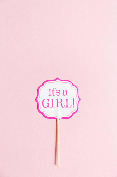 E 'un cartello di una ragazza alla festa per la festa del bambino. backgroun solido rosa
 - Foto, immagini
