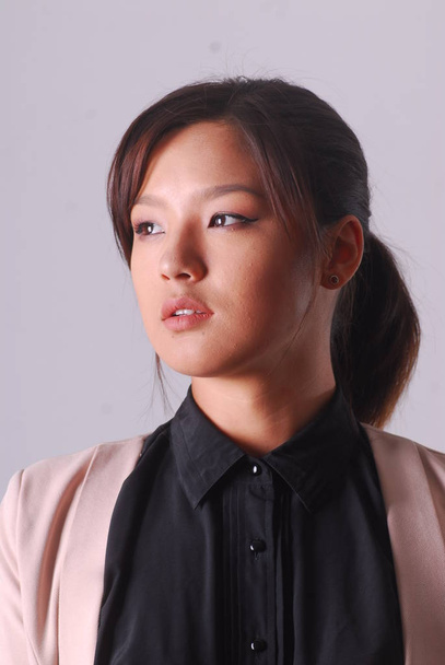 Portrait d'une jeune femme asiatique en costume d'affaires
 - Photo, image