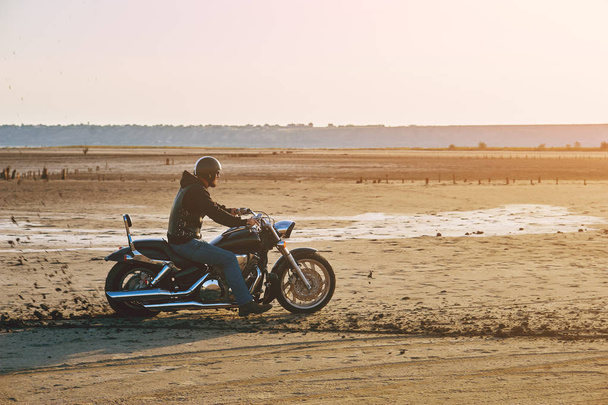 Mann auf Motorrad fährt im Sand - Foto, Bild