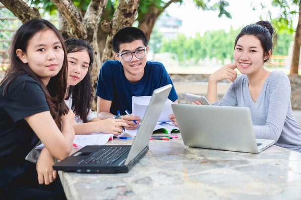 Азіатський група студентів, обмін з ідеями для роботи на го - Фото, зображення