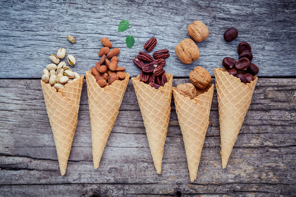 Käsite kotitekoinen eri pähkinöitä jäätelöä. Pähkinäsekoitus vohvelissa
 - Valokuva, kuva