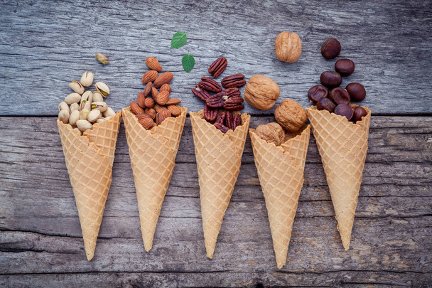 Käsite kotitekoinen eri pähkinöitä jäätelöä. Pähkinäsekoitus vohvelissa
 - Valokuva, kuva
