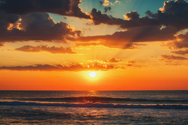 Belo nascer do sol sobre o mar - Foto, Imagem
