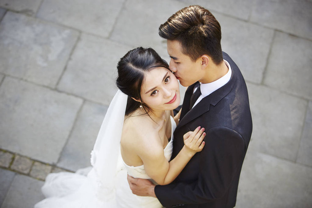 mladá Asijská nevěsta a ženich tančí v exteriéru - Fotografie, Obrázek