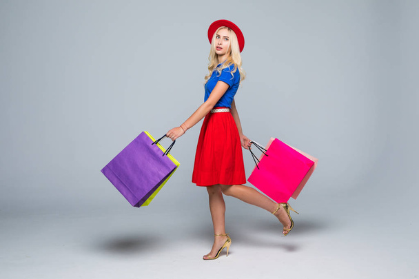 Krásné mladé ženy chodit s batohy, nákupní koncept, izolované na bílém pozadí - Fotografie, Obrázek