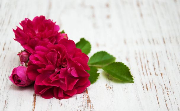 Rosas cor de rosa em uma mesa
 - Foto, Imagem