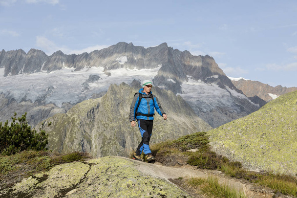Górale wędrować przez Alpy Szwajcarskie - Zdjęcie, obraz