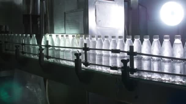 Tovární balenou vodu dopravník - Záběry, video