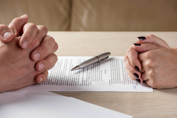Руки договаривающихся сторон, женщина и мужчина, подписывающие контракт
 - Фото, изображение
