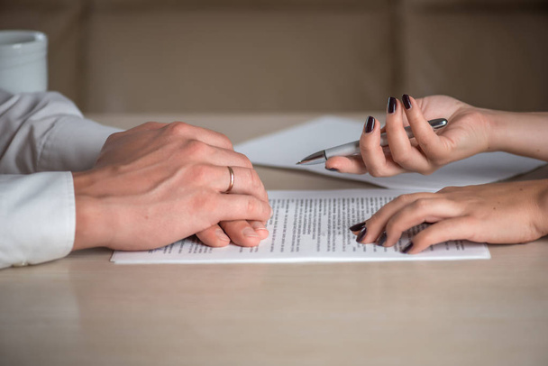 Mãos de partes contratuais, uma mulher e um homem, assinando um contrato
 - Foto, Imagem